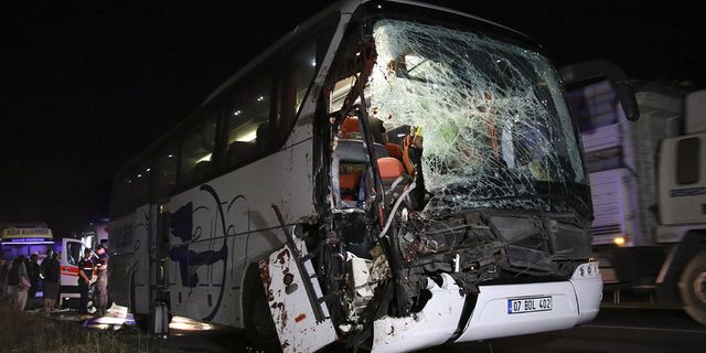 Uşak'ta yolcu otobüsünün tıra arkadan çarpması sonucu 15 kişi yaralandı