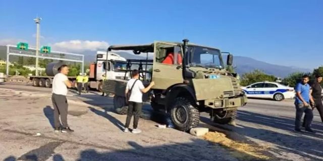 Hatay'da askeri araç TIR'a çarptı: 10 yaralı