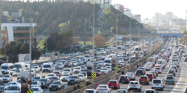 İstanbul'da haftanın ilk günü trafik yoğunluğu yaşanıyor