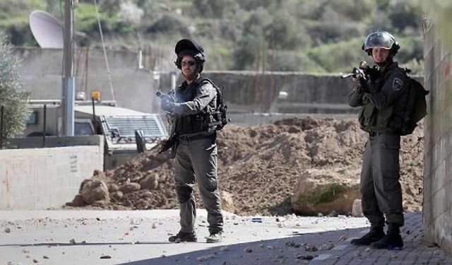 İşgalci İsrail güçleri Batı Şeria ve Kudüs'te 1236 Filistinliyi alıkoydu