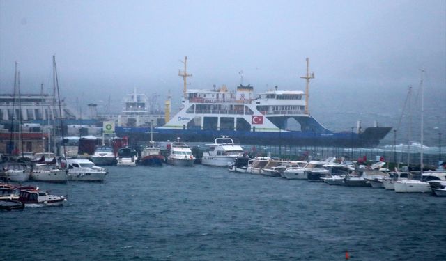 Bozcaada ve Gökçeada feribot seferlerine fırtına engeli