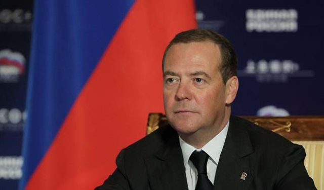 Medvedev: Batı, Zelenskiy'i ortada kaldırmaya karar verdi