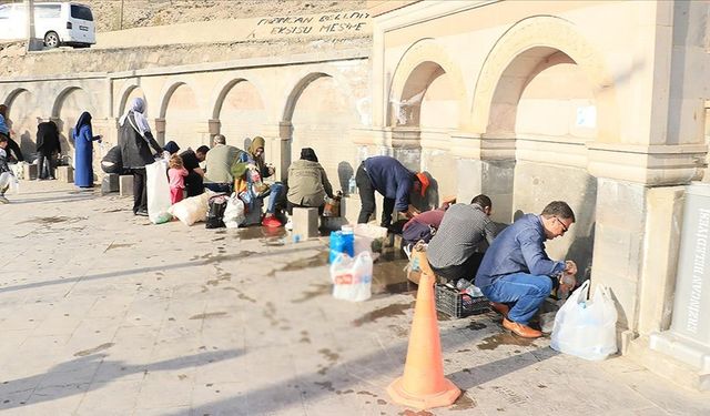 Erzincanlılar oruçlarını belediye çeşmelerinden akan maden suyu ile açıyor