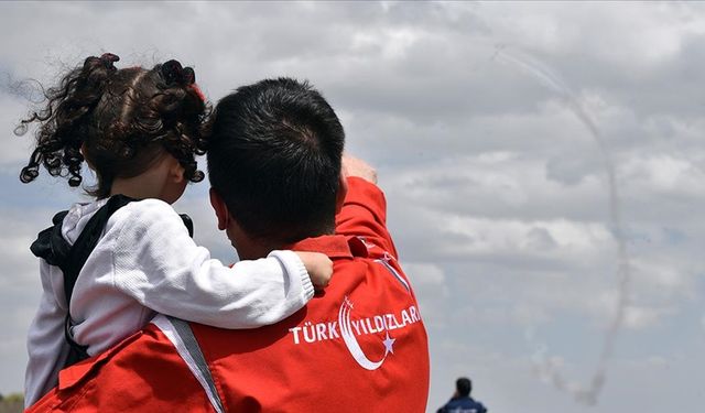 SOLOTÜRK ve Türk Yıldızları otizmli çocuklar için uçtu