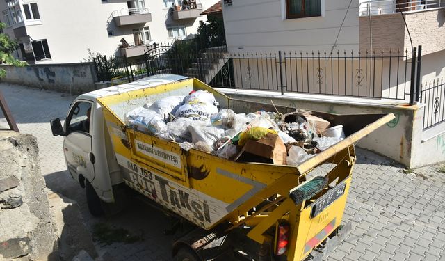 Sinop'ta bir evden dört kamyon çöp çıkarıldı