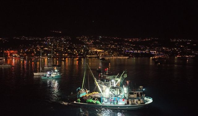 'Vira bismillah' diyen balıkçılar denize açıldı
