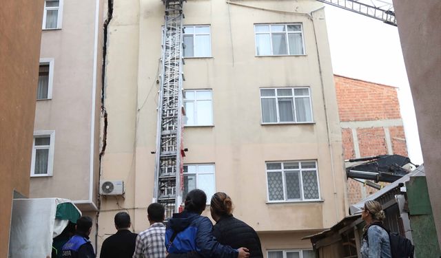 Sinop'ta duvarlarında geniş çatlaklar oluşan apartmandaki eşyalar boşaltılıyor