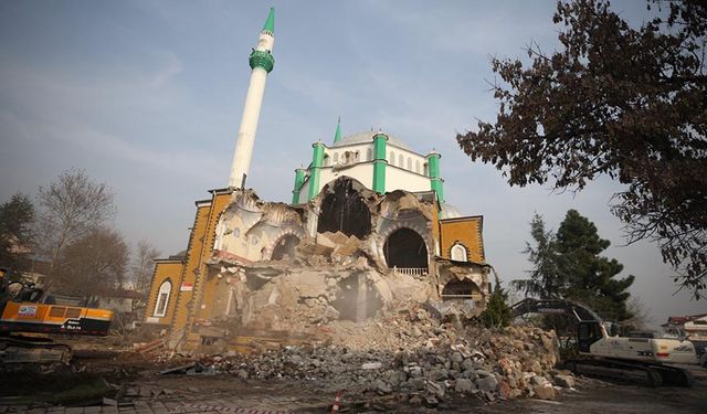Düzce depreminde ağır hasar gören Çilimli Merkez Camii yıkıldı