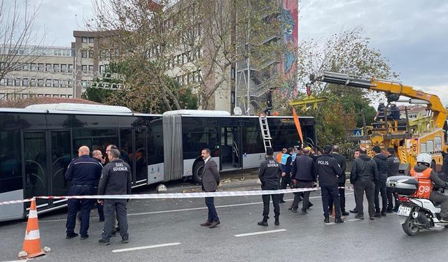 Kadköy'de metrobüs belediyenin bahçe duvarına çarparak durdu