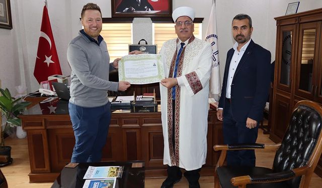 Atatürk hayranı Alman turist, Müslüman olup 'Kemal' adını aldı