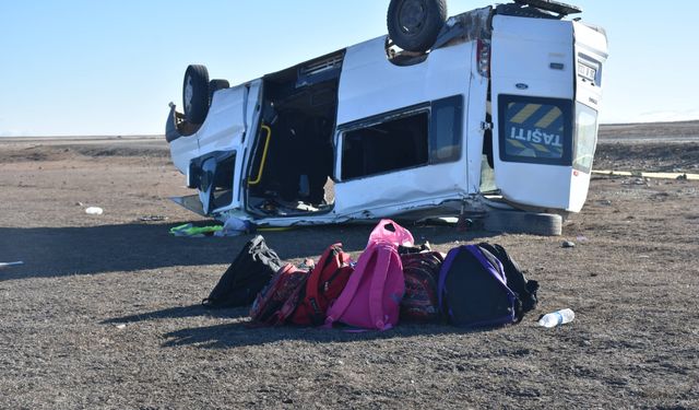 Kars'ta öğrenci servisi devrildi; Ölü ve yaralılar var
