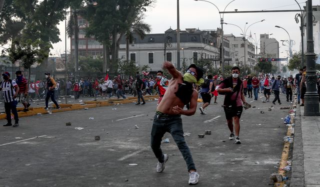 Peru'da protestocular, havaalanına zorla girmeye çalıştı