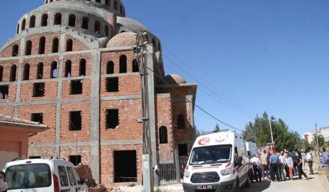 Mardin'de cami inşaatının iskelesi çöktü: 1 ölü 1 yaralı