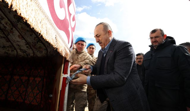 Bakan Çavuşoğlu'ndan Göksun'da Mehmetçiğin kurduğu Kırgız çadır kentine ziyaret