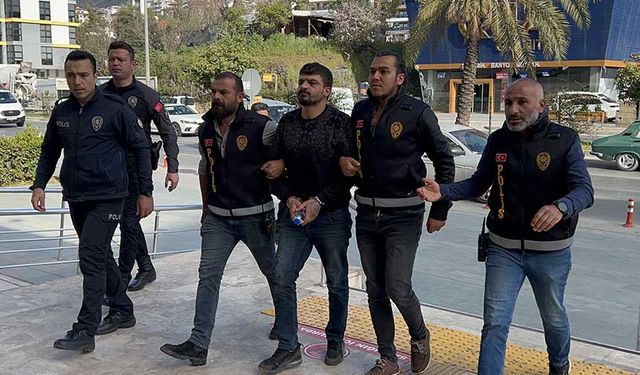 Alanya'da tartıştığı ev arkadaşını satırla öldüren zanlı tutuklandı