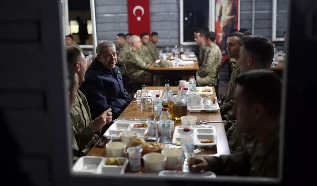 Milli Savunma Bakanı Akar, ilk iftarı Mehmetçik ile yaptı