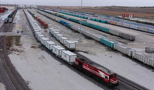 64 konteyner trenle Konya'dan deprem bölgesine böyle yola çıktı