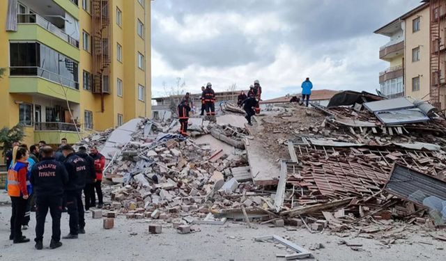 Malatya'da 5 katlı bina kendiliğinden çöktü