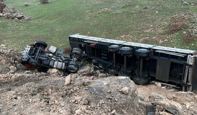 Mardin’de TIR ile kamyonet kafa kafaya çarpıştı: 1 ölü 7 yaralı