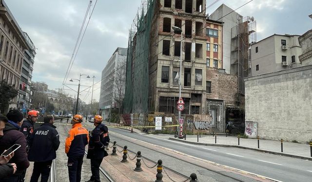 Karaköy'de 5 katlı metruk bina çöktü