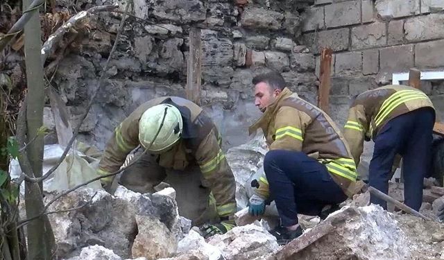 Fatih'te tarihi surlarda çökme:1 kişi vefat etti