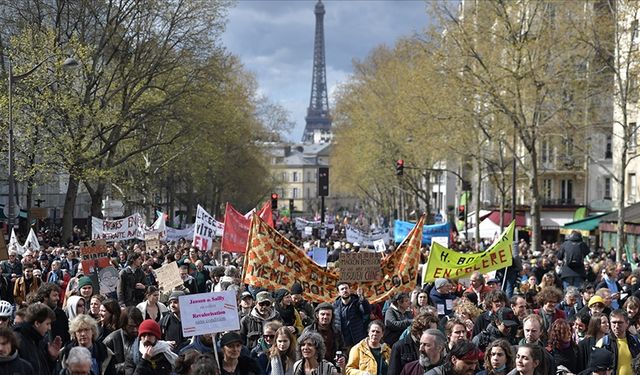 Fransa'da tartışmalı emeklilik reformu yasalaştı