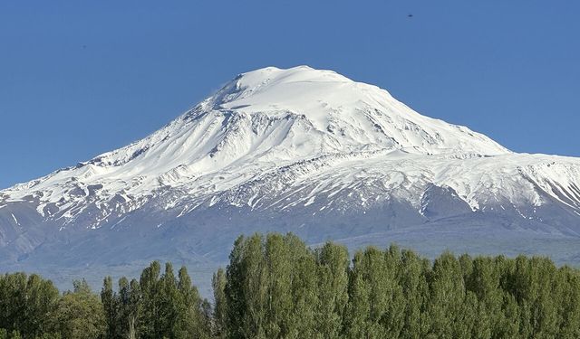 Ağrı Dağı'na kar yağdı