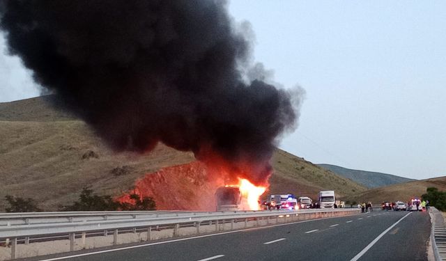 Elazığ'da seyir halindeyken alev alan yolcu otobüsü tamamen yandı