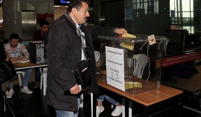 İstanbul'daki havalimanlarında oy verme işlemi başladı