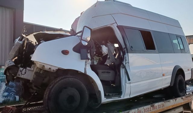 Bursa'da sporcuları taşıyan minibüs kamyona çarptı: 1 ölü, 16 yaralı