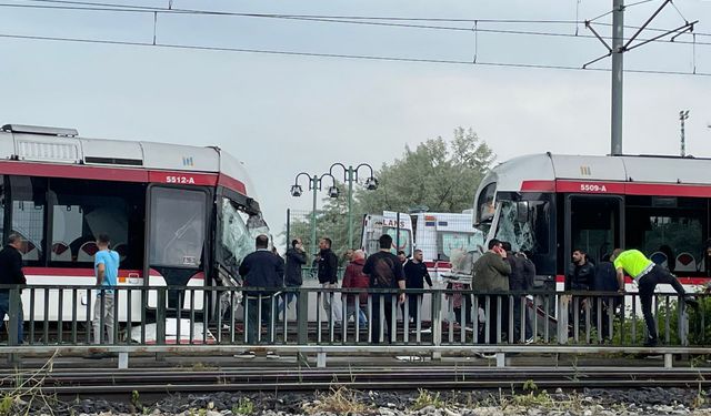 Samsun'da tramvayların çarpışması sonucu 14 kişi yaralandı