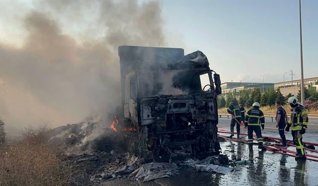 Anadolu Otoyolu'nda yanan tır ulaşımı aksattı
