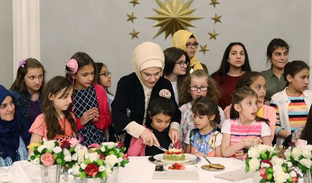 Emine Erdoğan Koruyucu Aile Günü'nü kutladı
