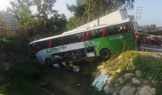 Mersin'de feci kaza: Yolcu otobüsü ile kamyon çarpıştı