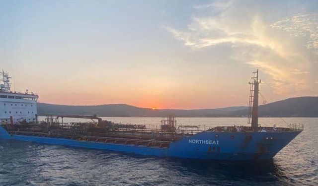 Çanakkale Boğazı'nda arızalanan gemi demirletildi