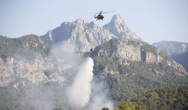Antalya'nın Kemer ilçesindeki orman yangınına havadan ve karadan müdahale ediliyor