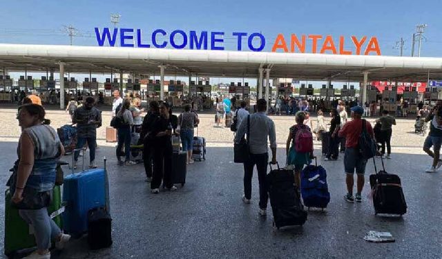 Antalya Havalimanı'nda rekor yolcu trafiği: Bir günde 207 bin yolcu ağırladı