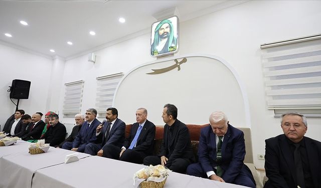 Erdoğan Pendik'teki cemevinde muharrem ayı iftarına katıldı