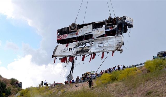 Kars'taki yolcu otobüsü kazasında ölenlerin sayısı 8'e yükseldi