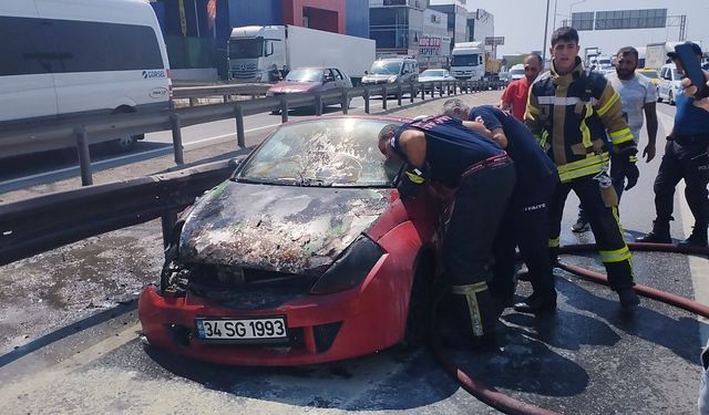Seyir halindeki otomobil alev aldı