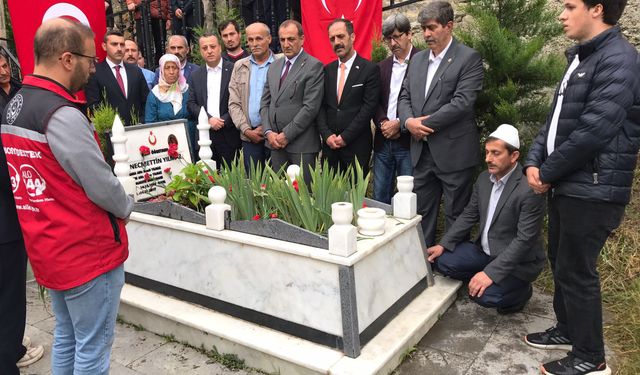 Şehit öğretmen Necmettin Yılmaz kabri başında anıldı