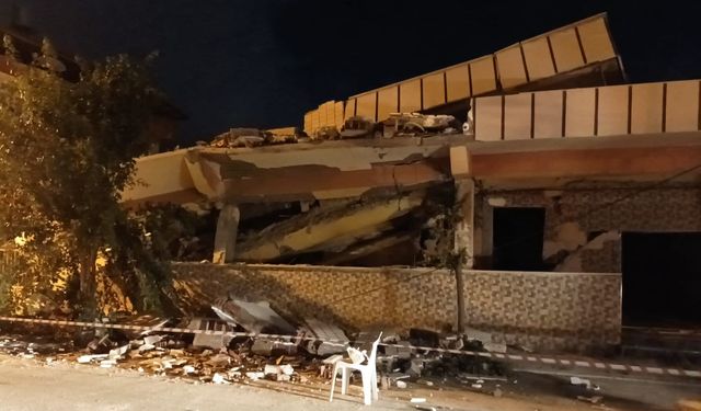 Hatay'da 6 Şubat'taki depremlerde ağır hasar alan bina çöktü