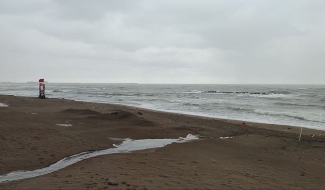 Kocaeli ve Sakarya'da olumsuz hava koşulları nedeniyle denize girmek yasaklandı