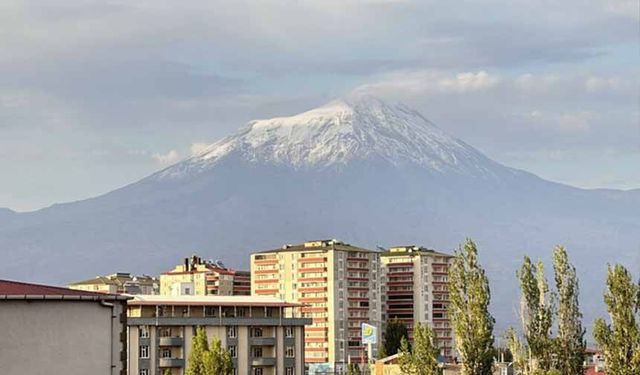 Ağustos ayında Ağrı Dağı'na kar yağdı