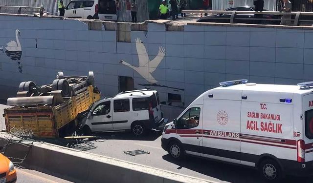 Ankara'da alt geçide kamyon düştü: 2 yaralı