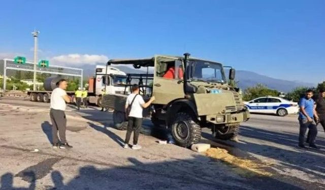 Hatay'da askeri araç TIR'a çarptı: 10 yaralı