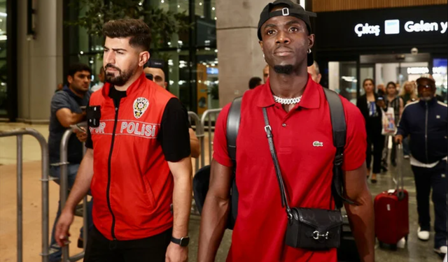 Beşiktaş'ın yeni transferi Eric Bailly, İstanbul'a geldi