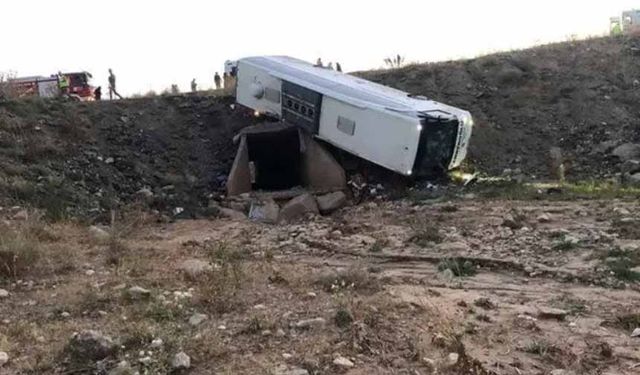 Erzurum'da yolcu otobüsü şarampole yuvarlandı: Ölü ve yaralılar var