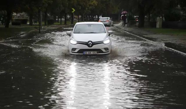 Eskişehir'de kuvvetli sağanak ve dolu etkili oldu