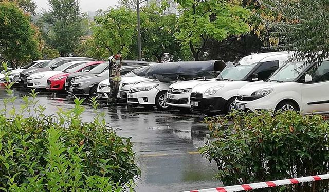 Savaş uçağının dev parçası otoparka düştü